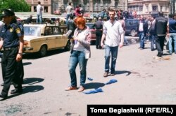 „კოლმეურნეობის“ უკვე თითქმის დაცარიელებულ მოედანზე ვდგავარ ჩემი პატარა ვიდეოკამერით. გარშემო ნაგავი ყრია - გაზეთების ნარჩენები, მინის ნამსხვრევები, ცოცხი, ჭინჭრის გასრესილი თაიგული - ადვილად მიხვდები, რომ ცოტა ხნის წინ აქ რაღაც მოხდა..." 2013 წლის 17 მაისი