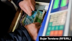 Novčanice srpskih dinara u kasi u Gračanici, 29. januar 2024.