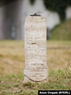 Na moskovskom šetalištu u Budimpešti stoji stilizovani prst sa prstenastim ukrajinskim trozubom, na čijem vrhu se nalazi sićušna skulptura.