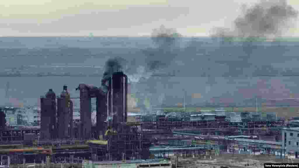 Oštećena fabrika koksare u Avdijevki snimljena je 20. februara dronom sa ukrajinske pozicije. Institut za proučavanje rata predvidio je da bi zauzimanje Avdijevke značilo samo "neposredne informativne i političke pobjede" za Kremlj i nikakav značajniji operativni proboj. "Ukrajinske snage su utvrdile mnoga okolna naselja, a ruske snage se takođe bore da ih zauzmu", objavio je istraživački centar 15. februara.