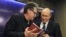 Хуберт Зайпель демонстрирует свою книгу о Путине ее главному герою