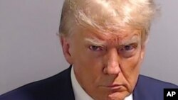 Fotografija koju je dostavio Ured šerifa okruga Fulton, prikazuje bivšeg predsjednika SAD-a Donalda Trumpa u četvrtak, 24. avgusta 2023., nakon što se predao i bio zatvoren i fotografisan u zatvoru okruga Fulton u Atlanti. 