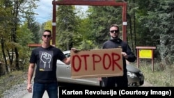 Adi Selman i Nedim Musić iz "Karton revolucije" tokom jedne od njihovih akcija na planini Konjuh u Bosni i Hercegovini.