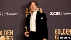 Cillian Murphy, dobitnik nagrade za najbolju mušku ulogu u filmu "Oppenheimer", pozira na 81. dodjeli Zlatnih globusa na Beverly Hillsu, Kalifornija, SAD, 7. januara 2024.