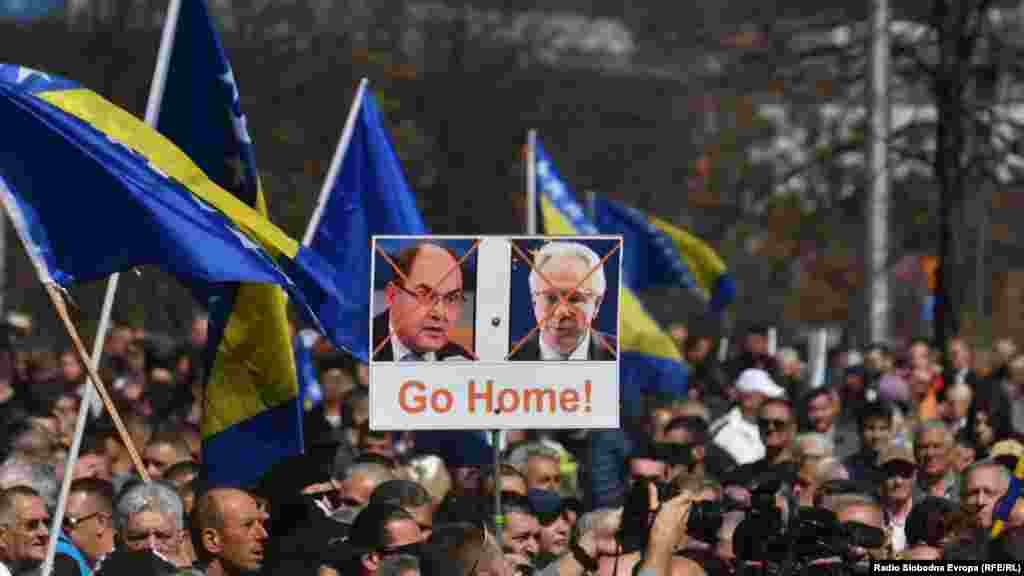 "Idite kući", natpis je uz fotografije visokog predstavnika u BiH Christana Schmidta i američkog ambasadora u BiH Michaela Murphya.