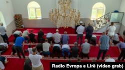 Muslimani obavljaju namaz u džamiji, Kosovo, jul 2023.