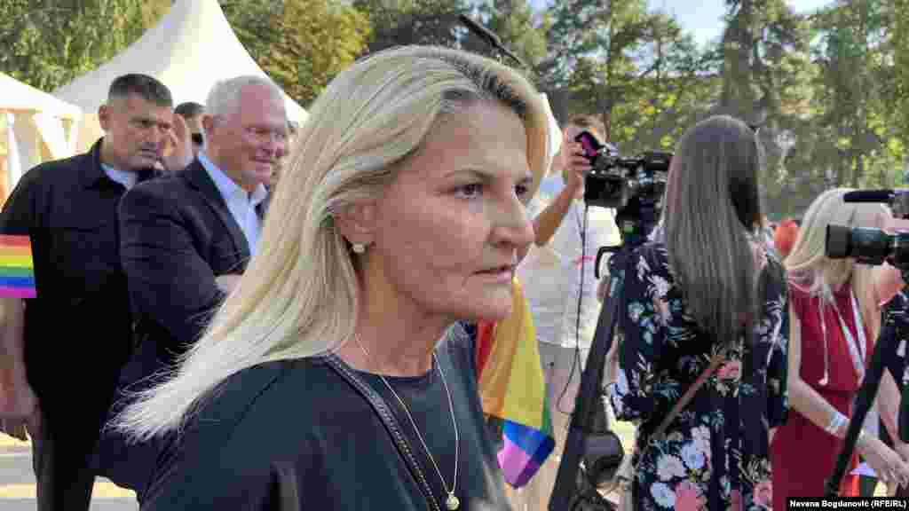 Ispred Vlade Srbije, na Paradi je bila ministarka za evrointegracije Tanja Miščević koja je navela da je Vlada "posvećena ostvarivanju prava LGBT zajednice".