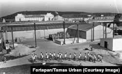 Zatvorenici šetaju dvorištem kaznene ustanove Šopronkohida na zapadu Mađarske 1985.