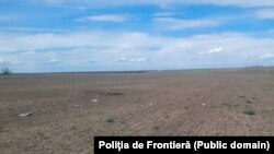 Fragmentele au fost găsite la aproximativ 500 de metri de linia frontierei moldo-ucrainene.