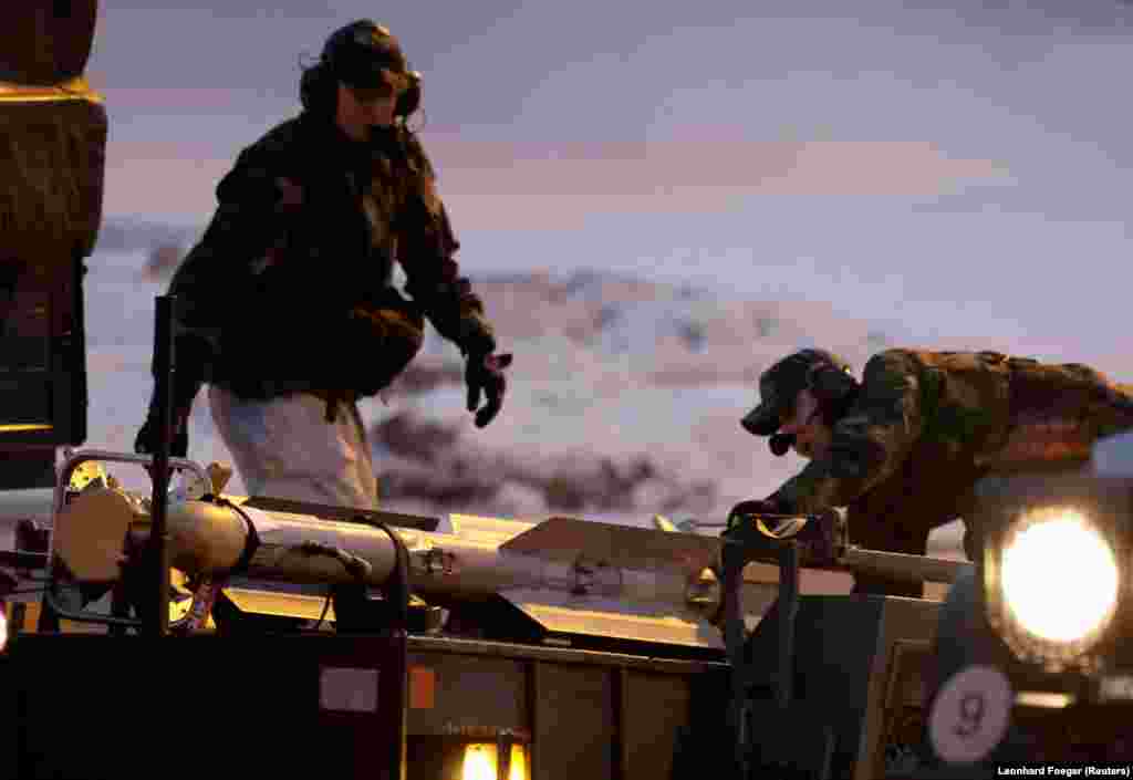 Un echipaj aerian pregătește un avion cu reacție Gripen pentru decolarea de la o bază din nordul Suediei, pe 4 martie. Suedezii s-au opus perspectivei de aderare la NATO până când Rusia a invadat Ucraina pe 24 februarie 2022. Un sondaj realizat în zilele de după invazie a arătat că 41% dintre suedezi sunt în favoarea aderării la alianță, în timp ce 35% s-au opus, iar ceilalți erau nehotărâți. 