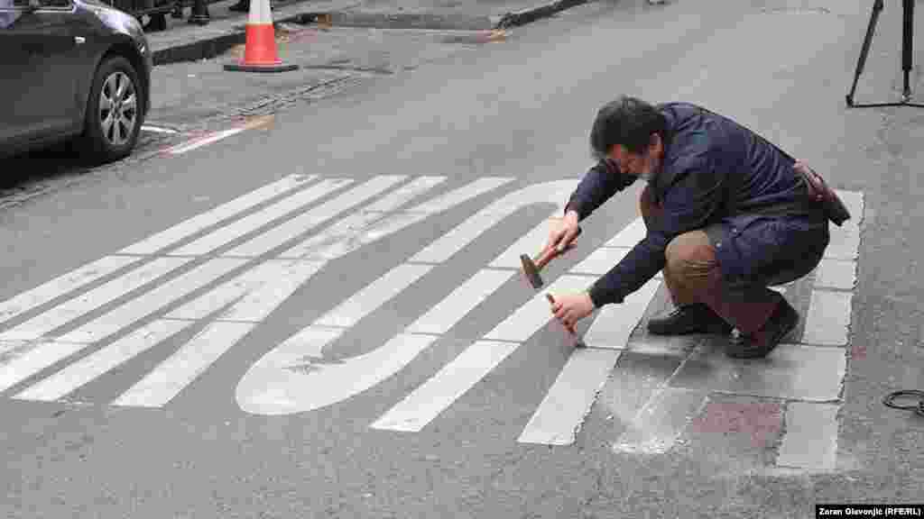 Roditelji su simbolično pokušali da uklone natpis "škola" pred njenim ulazom kako bi poslali poruku da nakon tragedije to mesto više ne može biti škola.  