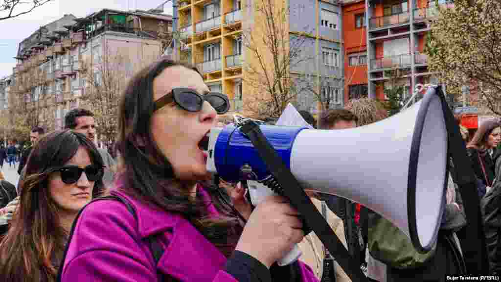 Demonstranti su marširali na trgu "Zahir Pajaziti" u kosovskoj prestonici držeći transparente sa porukama "Bezbednost za žene", "Dole patrijarhat", "Žene, revolt" i "Pravda za žene".