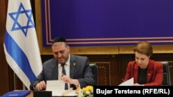 Ministarka vanjskih poslova i dijaspore Kosova Donika Gervalla i ministar unutarnjih poslova Izraela Moshe Arbe na potpisivanju sporazuma o ukidanju viza u Prištini 18. juna 