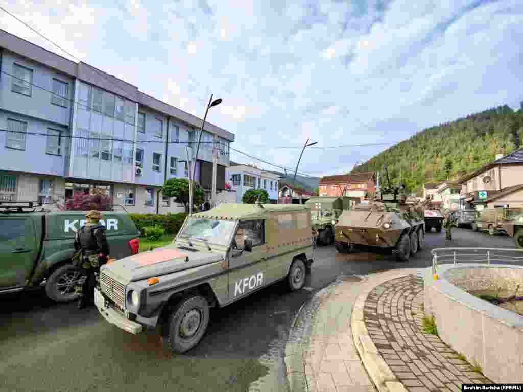 Nekoliko automobila KFOR-a ispred zgrade opštine Zubin Potok.