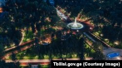 ვაკის პარკი რეაბილიტაციის პირველი ეტაპის დასრულების შემდეგ. წლების შემდეგ აღდგენილ შადრევანში ლურჯი ფერის ნათებაა. 12 ოქტომბერი, 2022 წელი