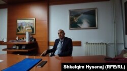 Gradonačelnik Zubinog Potoka Izmir Zećiri u svojoj kancelariji