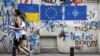 FOTGrafiti na zidu u starom gradu Tbilisija prikazuju zastave Ukrajine, EU i NATO-a 23. maja
