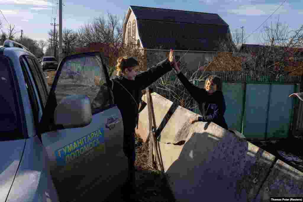 Валерія Безклуба прощається з Микитою. Тетянівка, Донецька область, 31 січня 2024 року 