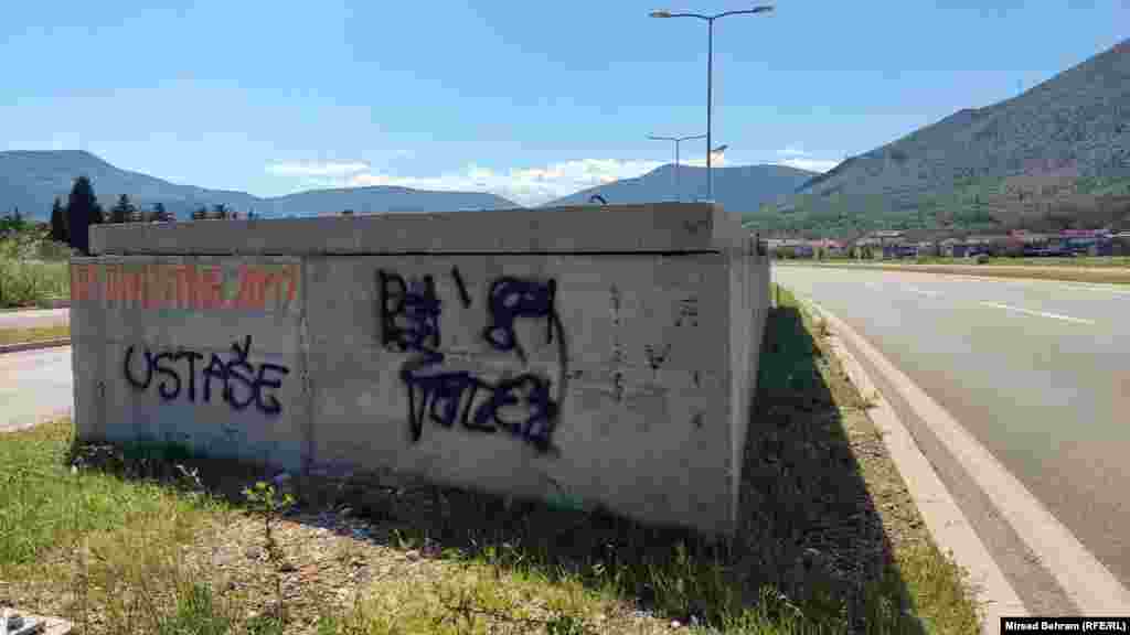 Pored ceste u gradu nalazi se grafit na kome piše ustaše. Radi se o pripadnicima fašističkog pokreta iz 2. svjetskog rata. 