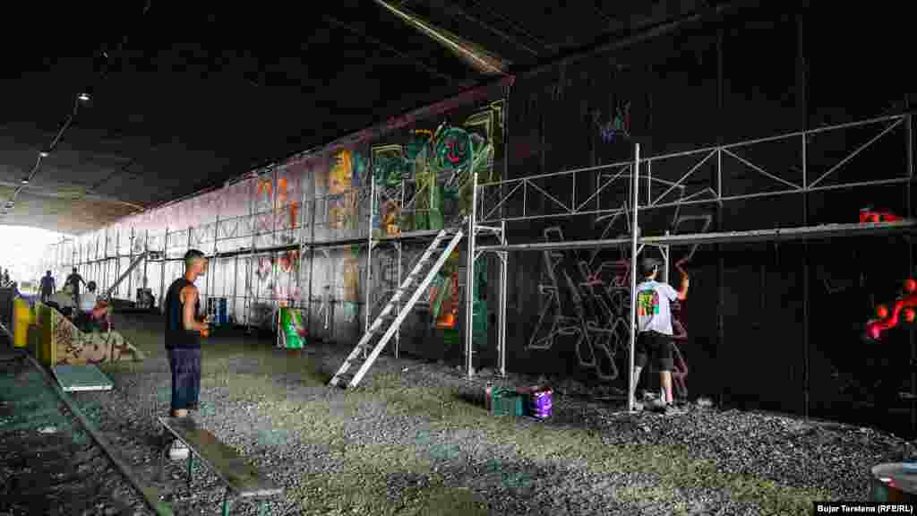 Umetnici rade na zidovima železničkog tunela, u blizini Železničke stanice.