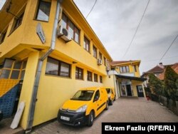 Vozila ispred pošte u Gračanici.