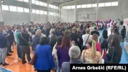 Zaposleni u javnim ustanovama i preduzećima, lokalne i entitetske pristalice Dodikovog SNSD-a uoči odlaska iz Doboja u Beograd.