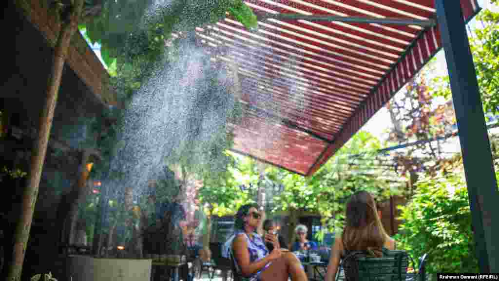 Ministarstvo zdravlja Kosova pozvalo je građane da narednih dana vode računa o visokim temperaturama, kako bi izbegli moguće zdravstvene komplikacije.