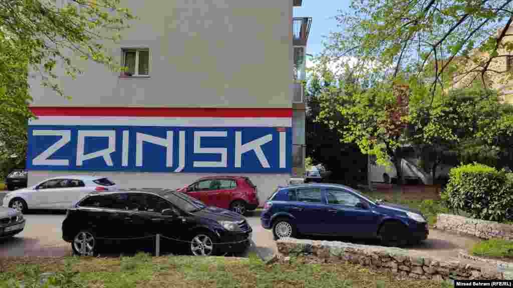 Veliki mural Hrvatskom nogometnom klubu Zrinjski iz Mostara na jednoj od zgrada u Ulici kneza Branimira u zapadnom dijelu Mostara. 