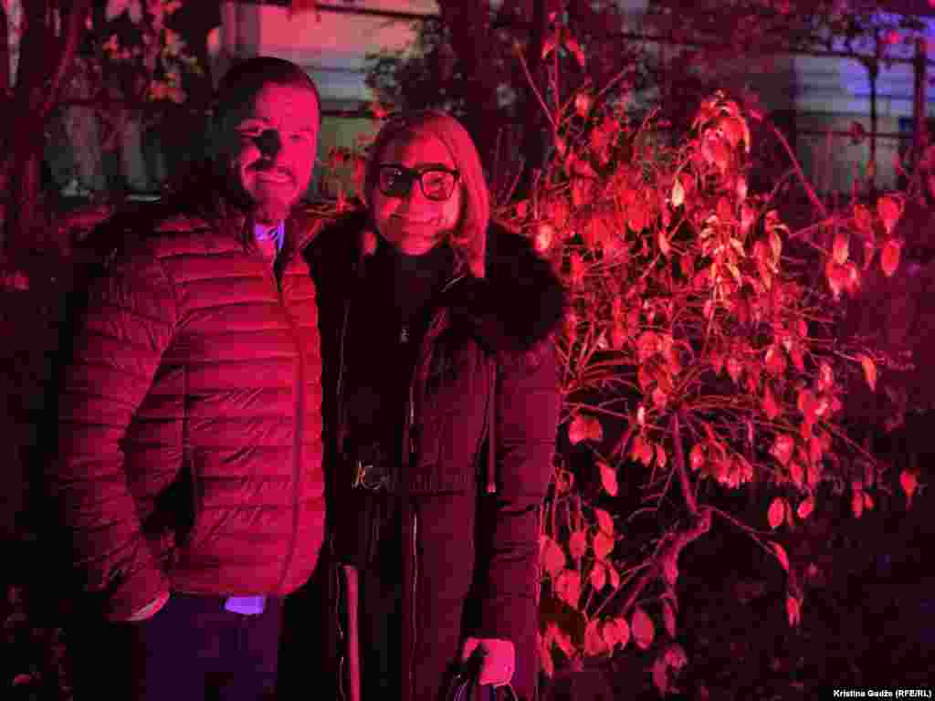 Građani Sarajeva Alen i Ajla Dorfer došli su s djecom u posjetu. "Smatram da je apsolutno potrebno nešto ovakvo i da mi imamo malo ovakvih događaja i prilika da vidimo ovakvo nešto. Obično moramo putovati pred novogodišnje i božićne praznike da ovo vidimo u drugim gradovima Europske unije", kazala je Ajla Dorfer.