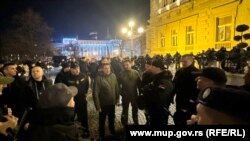 Ministar unutrašnjih poslova Srbije Bratislav Gašić i načelnik Policije Beograda Veselin Milić (u zelenim uniformama) pred zgradom Skupštine Grada, Beograd, 25. decembar 2023. 