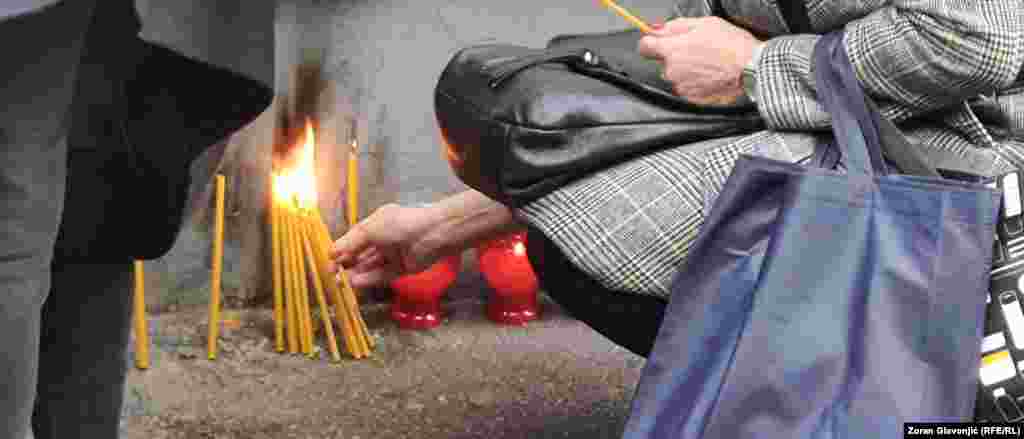 Roditelji i građani se simbolično okupljaju sredom u jutarnjim satima ispred škole kada se dogodilo ubistvo u "Vladislavu Ribnikaru". 