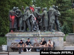 Deo spomeničkog kompleksa koji je vandalizovan crvenom i belom bojom, 21. avgust 2023.