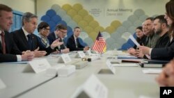 Razgovori Antonyja Blinkena (lijevo) i Volodimira Zelenskog na margini Svjetskog ekonomskog foruma u Davosu, Švajcarska, 16. januara 2024.