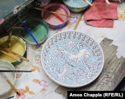 Delimično oslikan tanjir u Balian radionici