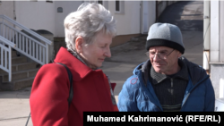 Članovi porodica žrtava genocida u Srebrenici čiji su ostaci pronađeni u dvorištu ljekara iz Brčkog ispred Komemorativnog centra u Tuzli, 14. februar, 2024.