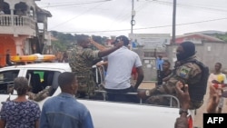 Stanovnici aplaudiraju pripadnicima sigurnosnih snaga u okrugu Plein Ciel Libreville 30. avgusta 2023. nakon što je grupa gabonskih vojnih oficira objavila vojni puč.