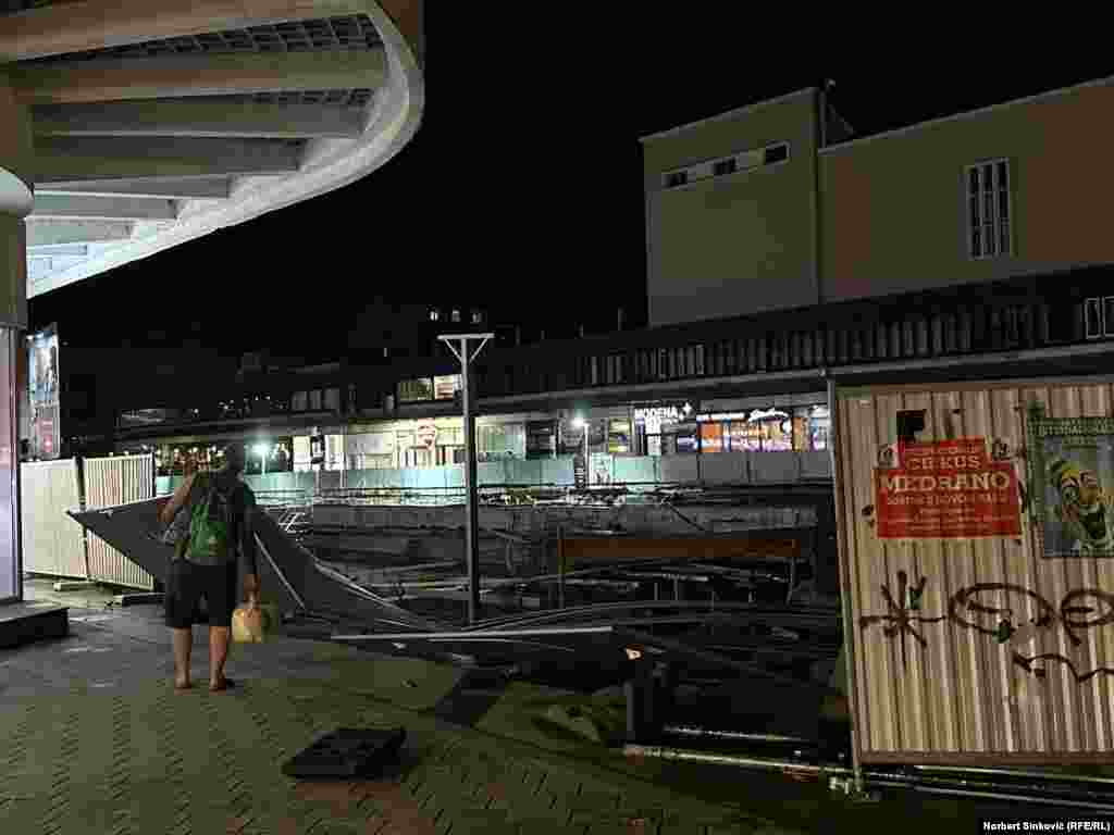 U Novom Sadu oluja je nanijela štetu na više od 300 lokacija u gradu, a dvoje ljudi je povrijeđeno, piše Beta.   Na slici je Novi Sad, Srbija, 19. juli 2023.  