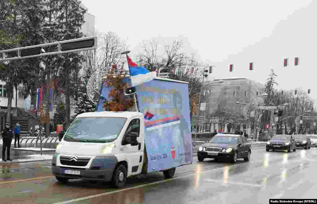 Vozilo s nalijepljenim "registarskim oznakama" БЛ 09 01 92. To je oznaka za Banja Luka, 9. januar 1992. godine kad je Skupština srpskog naroda u BiH donijela Deklaraciju o proglašenju Republike srpskog naroda BiH na čelu s Radovanom Karadžićem, Biljanom Plavšić i Momčilom Krajišnikom, koje je Haški tribunal osudio zbog ratnih zločina. Bošnjaci i Hrvati u BiH na taj datum gledaju kao na početak rata u Bosni i Hercegovini, te početak etničkog čišćenja, ratnih zločina i genocida nad nesrpskim stanovništvom.