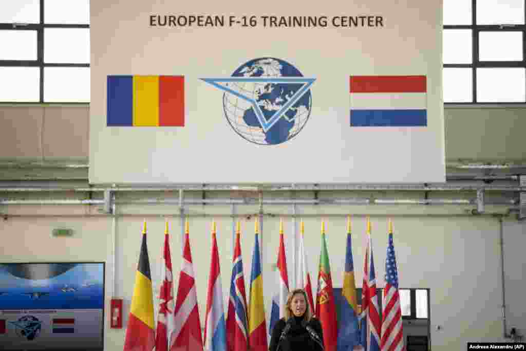 Holandska ministarka odbrane Kajsa Olongren (Ollongren) rekla je na otvaranju: &quot;Sledeći korak je da obuka počne za rumunske posade, pilote i posade, i naravno, kako se planira, takođe za Ukrajinu&quot;. Vojne avione proizvedene u SAD snabdeće Kraljevsko holandsko vazduhoplovstvo, dok će proizvođač aviona Lokhid Martin (Lockheed Martin) obezbediti instruktore i održavanje u centru za obuku.