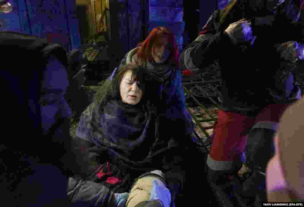 Medicinski radnici pomažu lokalnom stanovniku na mjestu ruskog raketnog napada. Smješten nekih 30 kilometara od granice s Rusijom, Harkiv -- drugi po veličini grad u Ukrajini -- često je snosio najveći teret ruske zimske kampanje napada oružjem dugog dometa, koje je obično pogađalo civilna područja.