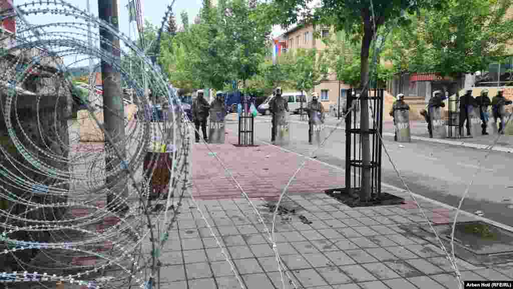 KFOR je postavio bodljikavu žicu u Zvečanu. 