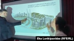 კომპანია “ამბასადორის” იურისტი გოჩა კამკია და აქტივისტი ირმა ზოიძე. ბათუმის ხელოვნური კუნძულის პროექტის განხილვა.