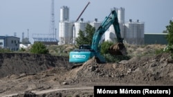 Экскаватор работает рядом с венгерской АЭС "Пакш", Венгрия, 9 мая 2023 года