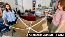 Nosila za ranjenike koje prave volonterke u Crnoj Gori u ukrajinskom centru Dobro djelo u Podgorici