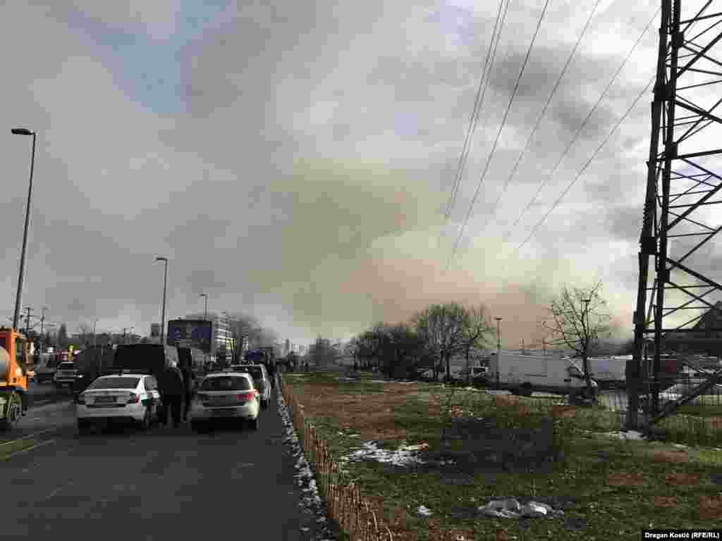 Gust dim od požara u Kineskom tržnom centru u opštini Novi Beograd. Na gašenju požara, kako je potvrđeno za Radio Slobodna Evropa (RSE) angažovana su i tri helikoptera.