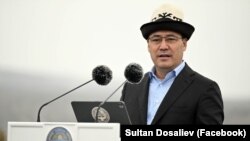 სადირ ჟაპაროვი ყირგიზეთს 2020 წლიდან მართავს. მისი მმართველობა ხასიათდება მზარდი ავტორიტარიზმითა და რუსეთთან ახლო ურთიერთობით.