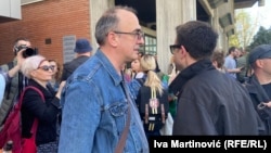 Profesor Dinko Gruhonjić ispred Filozofskog fakulteta u Novom Sadu gde predaje, 29. mart 2024.