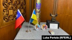 უკრაინისა და ტაივანის დროშები ტაივანის საგარეო საქმეთა სამინისტროს შესასვლელში. უკრაინას, მართალია, ასევე არ აქვს ფორმალური ურთიერთობები ტაივანთან, მაგრამ მისგან დრონებს ყიდულობს. ამავე დროს, ტაივანი მას ფინანსურად ეხმარება. ტაივანელები ყურადღებით აკვირდებიან ომს უკრაინაში