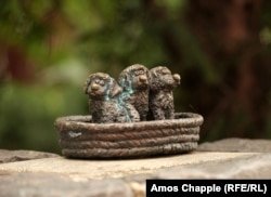 Korpa sa kučićima na trgu u Pešti