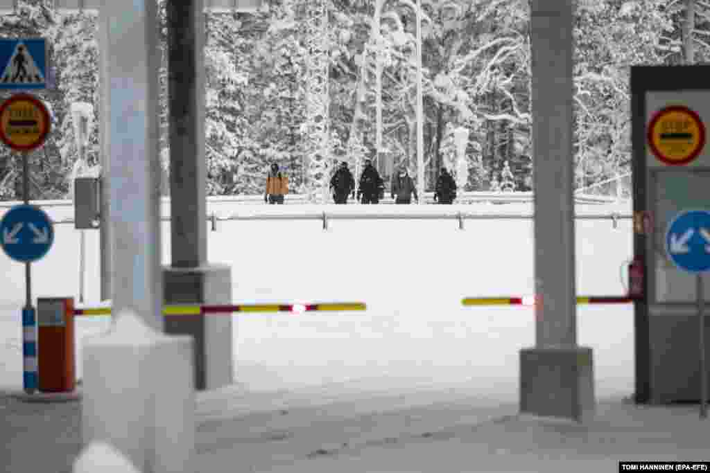 Migranti u pratnji finskih graničara 27. novembra pošto su stigli na granični prelaz Raja-Josepi u Laponiji. Prema podacima finske granične straže, u novembru je iz Rusije u Finsku ušlo oko 900 tražilaca azila iz različitih zemalja – uključujući Avganistan, Keniju, Maroko, Pakistan, Somaliju, Siriju i Jemen, dok je prethodnog meseca prosek bio manje od jednog dnevno.